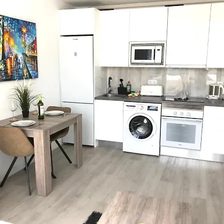 Air-conditioned 2 Bedroom Poolside Apt - Free Wifi *