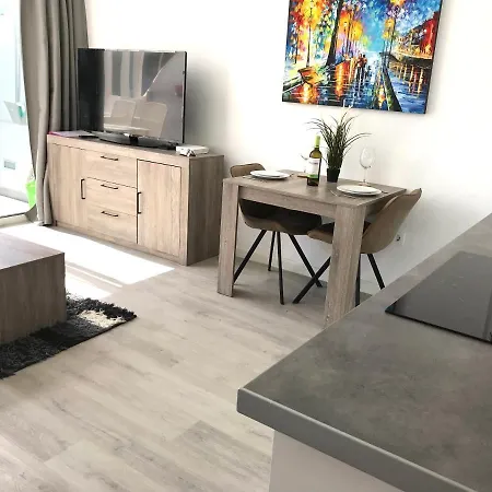 Appartamento Air-conditioned 2 Bedroom Poolside Apt - Free Wifi *