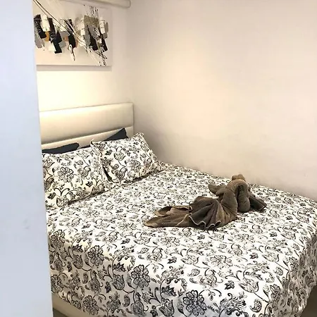 Air-conditioned 2 Bedroom Poolside Apt - Free Wifi