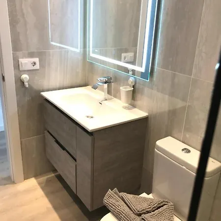 Apartment Air-conditioned 2 Bedroom Poolside Apt - Free Wifi