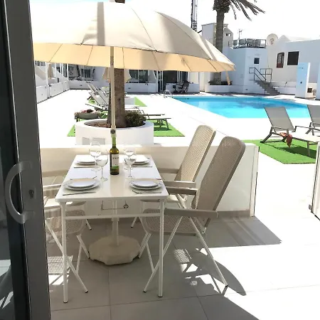 Air-conditioned 2 Bedroom Poolside Apt - Free Wifi Apartment